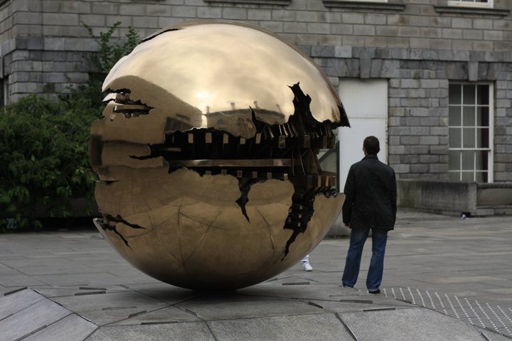 Sphere with sphere / Arnaldo Pomodoro